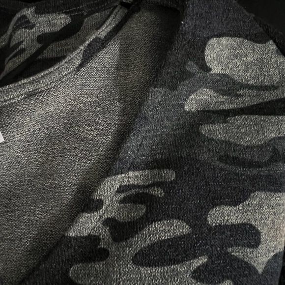 NWT SANCTUARY Grey Camo V‎ Neck Shirt (1X) - Picture 5 of 8